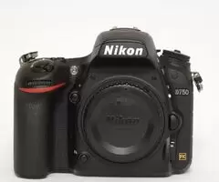 Nikon D750 DSLR in buone condizioni