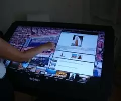 Monitor interativo "Touch Table"con schermo da 42 pollici